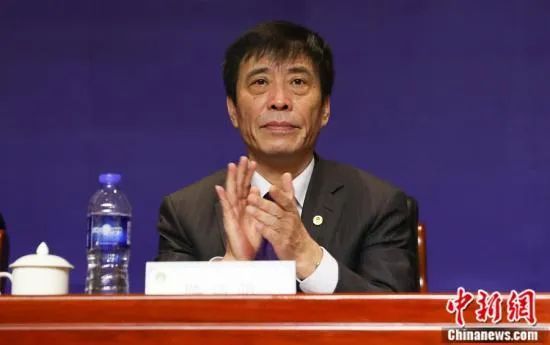 从海报上不难看出,片中的 《你所不知的杰克》热拍 银发帕西诺戴黑超耍酷 2009-08-20 阿尔・帕西诺 2009年8月20日讯,纽约,当地时间8月19日,传记电影《你所不知的杰克》(YouDon'tKnowJack)街头拍摄。