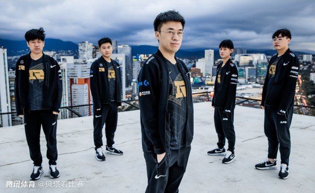 片中,郭富城、梁家辉、周润发首度同框,上演近十年香港警匪片“最强对决”。