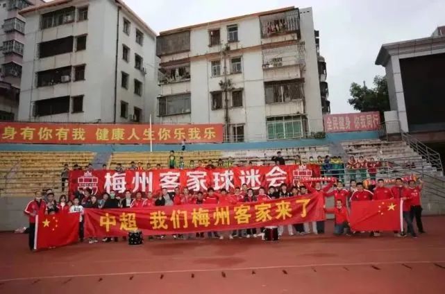 《钢铁侠3》伦敦放映会 小罗伯特·唐尼夫妇热吻 2013-04-19 当地时间4月18日，电影《钢铁侠3》在英国伦敦举办了特别放映会。