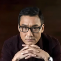 张曼玉60岁，歌手、剪辑2004年，张曼玉主演前夫导演奥利维耶·阿萨亚斯为她量身打造的电影《清洁》，斩获戛纳电影节最佳女演员，戛纳影后的光环没有让她在演员事业上乘胜追击，而是选择激流勇退，从此退出影坛。
